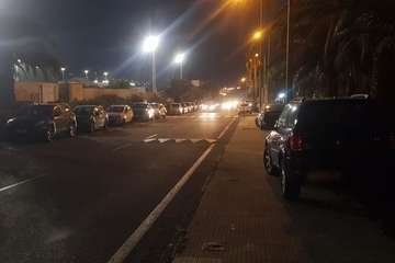 Vehículos aparcados sobre la acera en el Valle de Jinámar/TA.